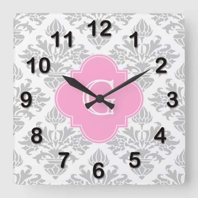 Graue weiße Floral Damask #3 Pink Monogram Label Quadratische Wanduhr (Vorderseite)