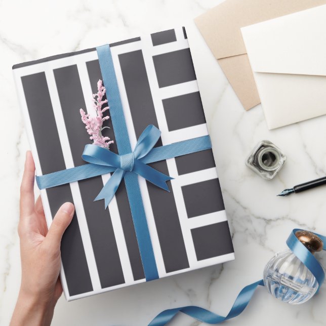 Graue Weiße Horizontale Vertikale Streifen Geschenkpapier (Schenken)