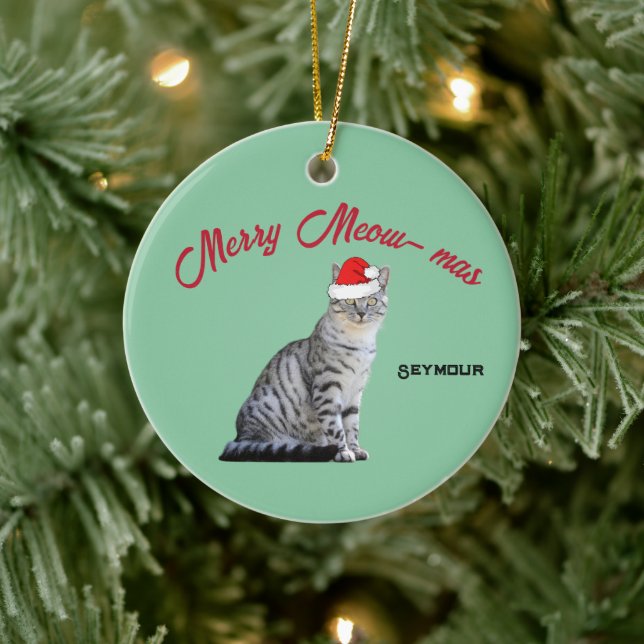 Graue, weiße Katze mit einer Weihnachtsmannmütze Keramik Ornament (Baum)