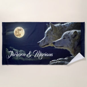 Graue Wölfe unter einem Vollmond Strandtuch