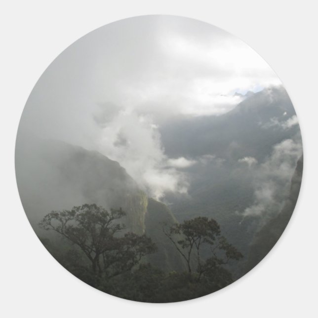 Graue Wolken über den Bergen Runder Aufkleber (Vorderseite)