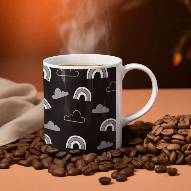 Graue Wolken und Regenbogen auf der schwarzen klas Kaffeetasse (Von Creator hochgeladen)