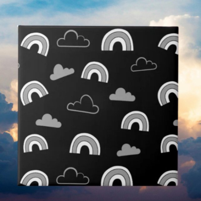Graue Wolken und Regenbögen auf schwarzer Keramikf Fliese (Von Creator hochgeladen)