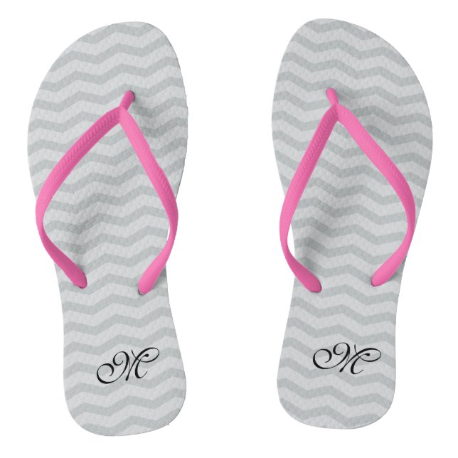 Graue Zickzack Monogramm Hochzeitsparty Flip Flops (Fußbett)