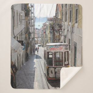 GRAUENBAHN AUF DER EISENBAHN AM GEBÄUDE SHERPADECKE