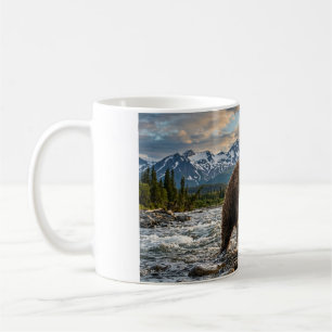 Grauer Bär fängt Lachs Kaffeetasse