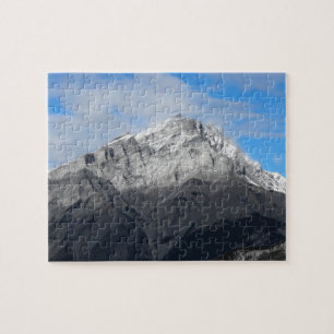 Grauer Berggipfel, bewölkter blauer Himmel Puzzle