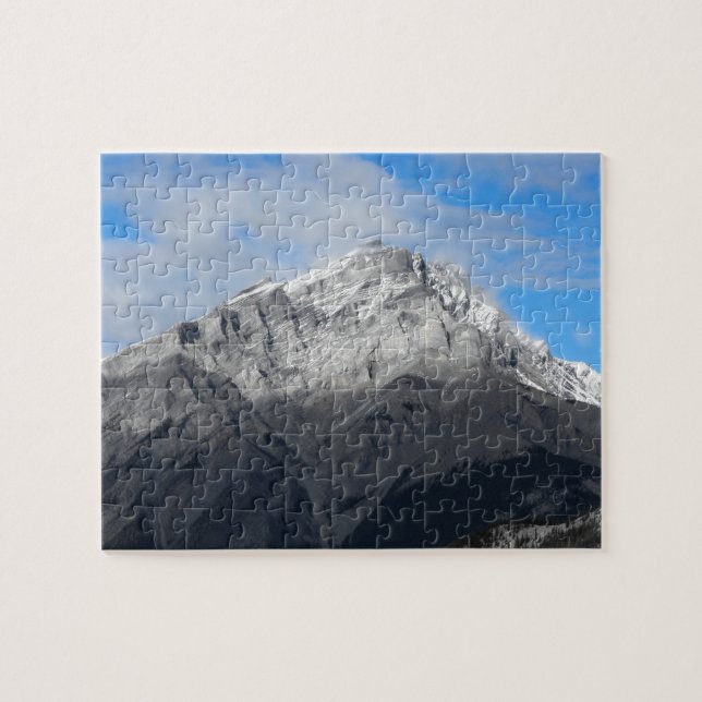 Grauer Berggipfel, bewölkter blauer Himmel Puzzle (Horizontal)