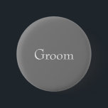 Grauer Bräutigam-Knopf Button<br><div class="desc">Manchmal wollen wir gerade ein nettes Grau,  um auszudrücken,  wie wir glauben oder Geschlechtsneutrale person in unserem Geschenkgeben zu bleiben.   Es ist eine nette Farbe,  die einen schlechten Rap erhält.   Gelassen uns,  die Weise zu ändern betrachtet die Welt Grau zusammen.</div>
