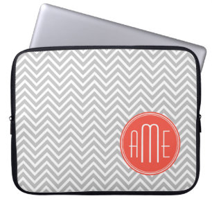 Grauer Chevron und individuelles Korallenmonogramm Laptopschutzhülle