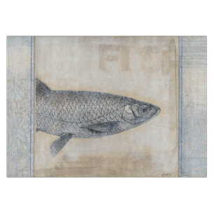 Grauer Fisch auf beigem Hintergrund Schneidebrett