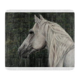 Grauer Hengst blickt in die Ferne Schneidebrett