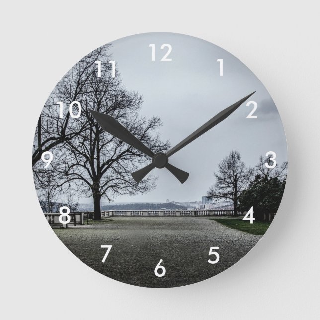 Grauer Herbsttag in Prag Runde Wanduhr (Vorderseite)