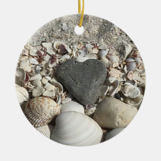 Grauer Herzstein auf der Strandverzierung Keramik Ornament
