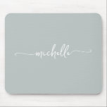 Grauer Name für ein gespendetes Monogramm Mousepad<br><div class="desc">Girly Sage Green Einfache Minimalistische Monogram Name Signature Script Custom Personalisiert Mousepad. Diese Design mit Ihrem Vornamen in einem hübschen handgeschriebenen Stil Swash Schwanz Schriftart Typografie-Skript auf schlauer grün oder staubgrüne Farbe Hintergrund. Diese lassen sich einfach anpassen. Grosses, stilvolles Frauengeschenk zum Geburtstag, Muttertag, Brautparty, 16. Geburtstag und es ist für...</div>