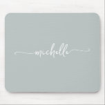 Grauer Name für ein gespendetes Monogramm Mousepad<br><div class="desc">Girly Sage Green Einfache Minimalistische Monogram Name Signature Script Custom Personalisiert Mousepad. Diese Design mit Ihrem Vornamen in einem hübschen handgeschriebenen Stil Swash Schwanz Schriftart Typografie-Skript auf schlauer grün oder staubgrüne Farbe Hintergrund. Diese lassen sich einfach anpassen. Grosses, stilvolles Frauengeschenk zum Geburtstag, Muttertag, Brautparty, 16. Geburtstag und es ist für...</div>
