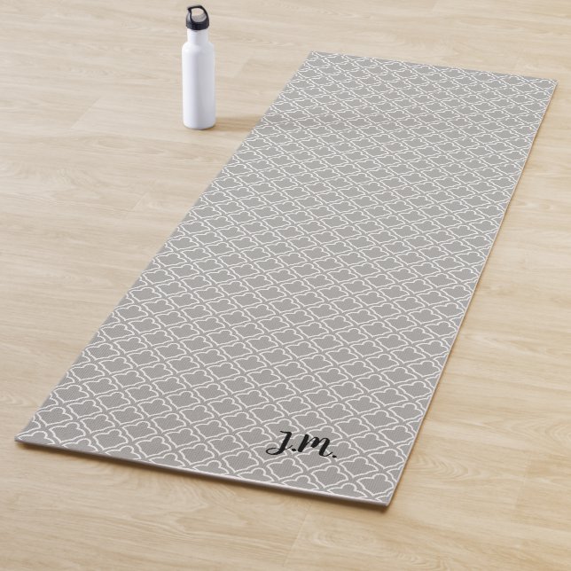 Grauer neutraler quatrefoil Muster-Initialenname Yogamatte (Beispiel)