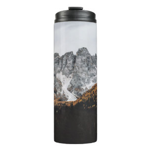 GRAUER ROCKY BERG MIT BÄUMEN UNTER DEM TAG THERMOSBECHER