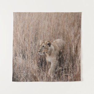 GRAUER UND BROWER LION UMGEBEN VON BROWN GRASS WANDTEPPICH