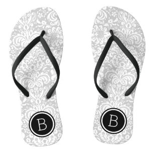 Grauer und schwarzer floraler Damast mit Monogramm Flip Flops
