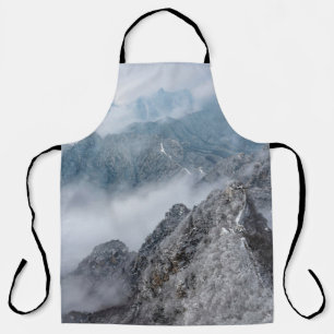GRAUER UND WEISSER BERG UNTER WEISSEN WOLKEN WÄHRE SCHÜRZE
