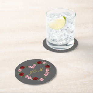Grauer Untersetzer mit rosa und rotem Herzen