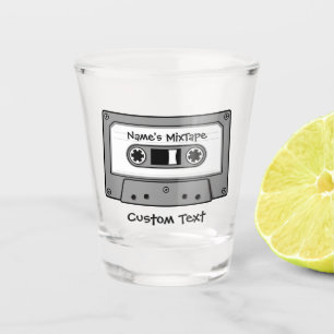 Graues Audio-Kassettenband Schnapsglas
