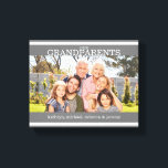 Graues Foto unserer Großeltern mit Großkindern Leinwanddruck<br><div class="desc">Unsere Großeltern Foto mit Großkindern. Namen und Jahr.</div>