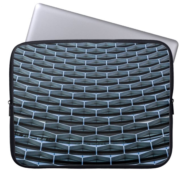 Graues Gebäude unter blauem Himmel Laptopschutzhülle (Vorderseite)