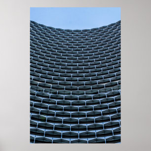 Graues Gebäude unter blauem Himmel Poster