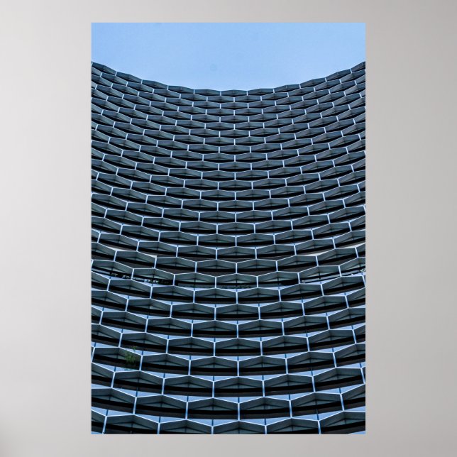 Graues Gebäude unter blauem Himmel Poster (Vorne)