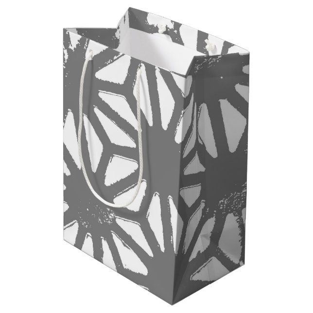 Graues geometrisches Muster Mittlere Geschenktüte (Rückseite Schrägansicht)