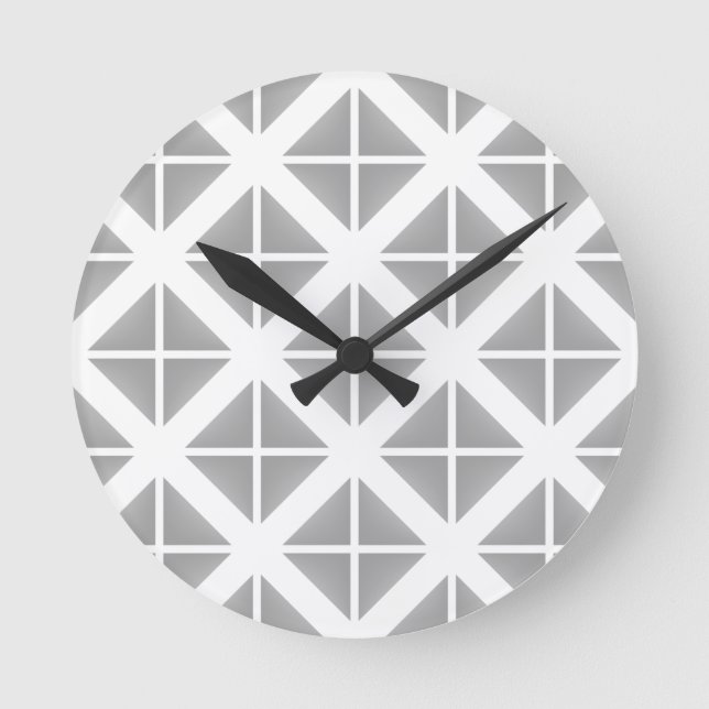 Graues modisches Dreieck-Muster Runde Wanduhr (Vorderseite)