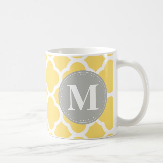 Graues Monogramm Gelbes Quatrefolienmuster Kaffeetasse (Rechts)