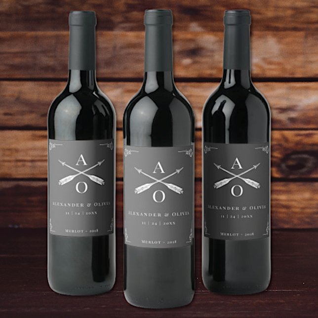 Graues Monogramm und Pfeile Hochzeitwein Weinetikett (Gray Monogram and Arrows Wedding Wine Label)