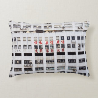 GRAUES MULTISTORY-GEBÄUDE MIT ROTEM ORIENTALISIERT DEKOKISSEN