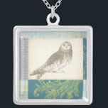 Graues Owl im Muster-Hintergrund Versilberte Kette<br><div class="desc">Gefühl künstlerisch? Holen Sie sich dieses zeitgenössische zeichn einer grauen Eule auf einem Collage-inspiriert Hintergrund. Der farbenfrohe Hintergrund ist in Blau-,  Grau- und Grüntönen gehalten. Dieser Kunstdruck wird jedes Wohnzimmer,  Bad oder Schlafzimmer aufhellen.</div>