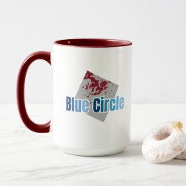 Graues Quadrat mit rotem Fleck und blauem Kreis-Te Tasse