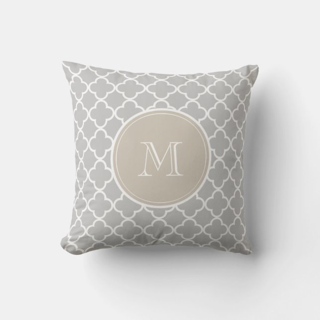 Graues Quatrefoil Muster, beige Monogramm Kissen (Vorderseite)