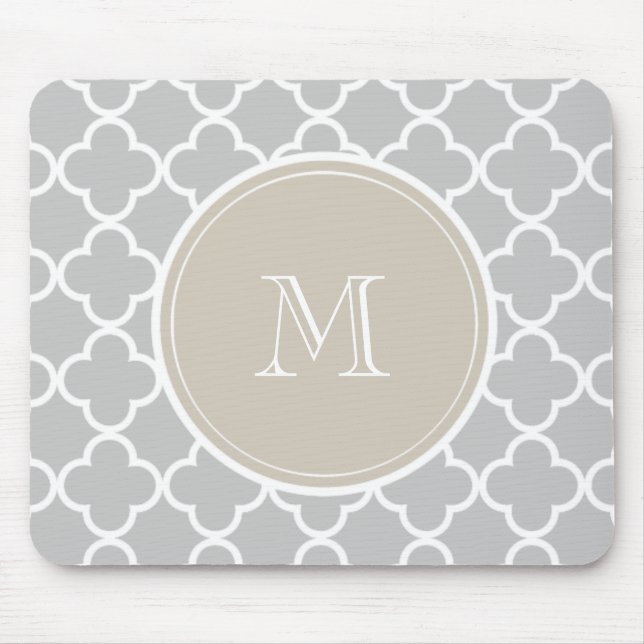 Graues Quatrefoil Muster, beige Monogramm Mousepad (Vorne)