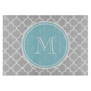 Graues Quatrefoil Muster, blaues Monogramm Schneidebrett