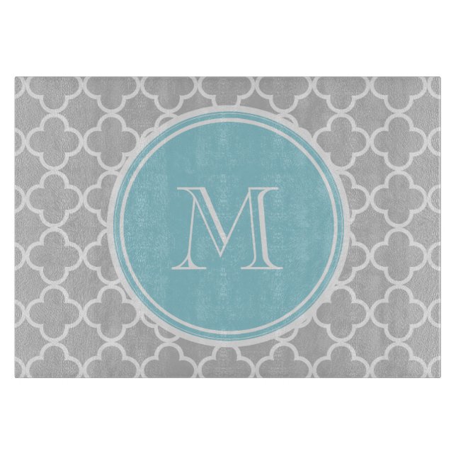 Graues Quatrefoil Muster, blaues Monogramm Schneidebrett (Vorderseite)