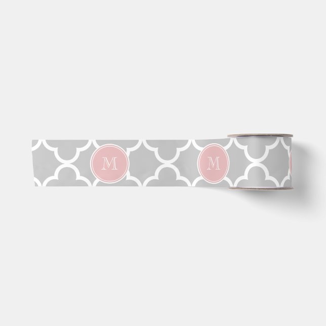 Graues Quatrefoil Muster, rosa Monogramm Satinband (Vorderseite)