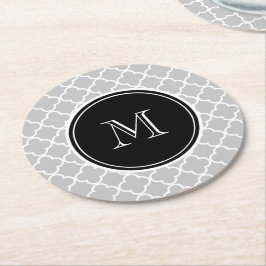 Graues Quatrefoil Muster, schwarzes Monogramm Runder Pappuntersetzer