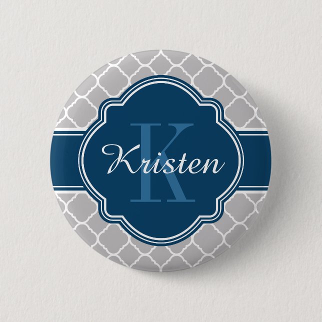 Graues Quatrefolienmuster Blaues Monogramm Button (Vorderseite)