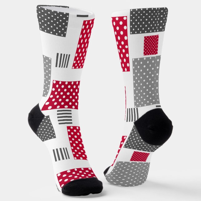 Graues rotes Polka-Dot-Patchwork auf weißem Hinter Socken (Gewinkelt)