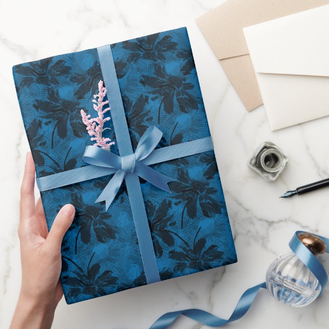 Graues und blaues Blumenmuster. Geschenkpapier (Schenken)
