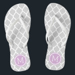 Graues und Lila marokkanisches Monogramm Flip Flops<br><div class="desc">Maßgeschneiderte,  bedruckte Flop-Sandalen mit einem stilvollen marokkanischen Quartrefolienmuster und einem eigenen Monogramm oder einem anderen Text in einem Kreisrahmen. Klicken Sie auf Anpassen,  um Schriftart und Farben zu ändern oder eigene Bilder hinzuzufügen,  um ein einzigartiges Design zu erstellen!</div>