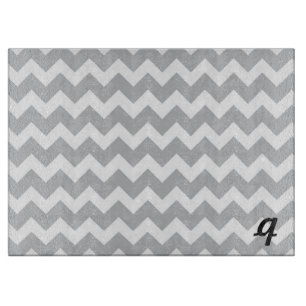 Graues und weißes Zickzack Streifen-Monogramm Schneidebrett