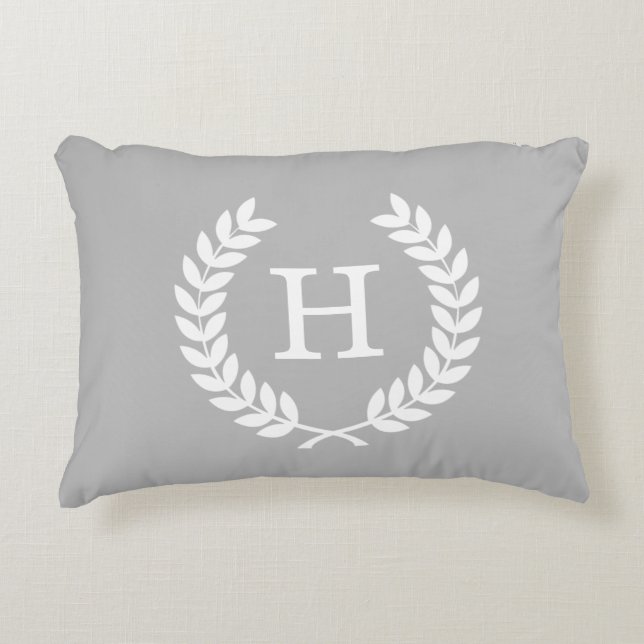 Graues Weiß Laurel Wreath Initial Monogram Zierkissen (Vorderseite)